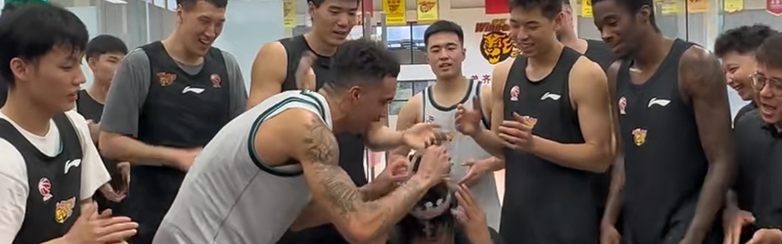 九游游戏平台-广东为萨林杰庆生！崔永熙故意调侃，杜锋送上一脚，胡明轩缺席！